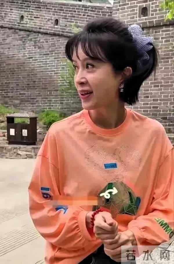 50岁金巧巧被偶遇,网友吐槽:奶奶的脸,孙女的头型,少女的身材