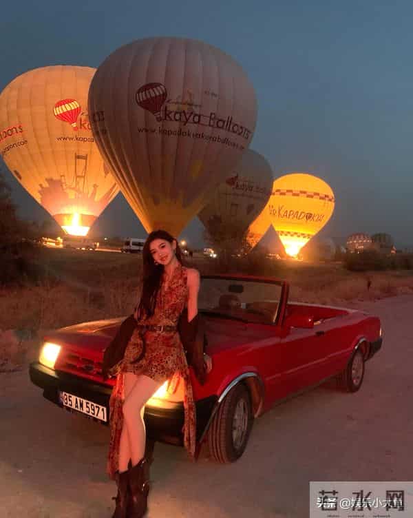 主持人金佳悦晒土耳其旅游美照，穿挂脖裙大秀美腿，杨柳细腰好辣