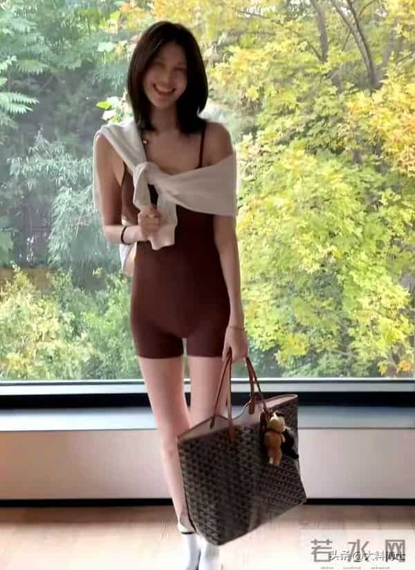 陈伟霆爱人北京豪宅晒照,何穗产后腰细身瘦,陈妈妈来京看孙子