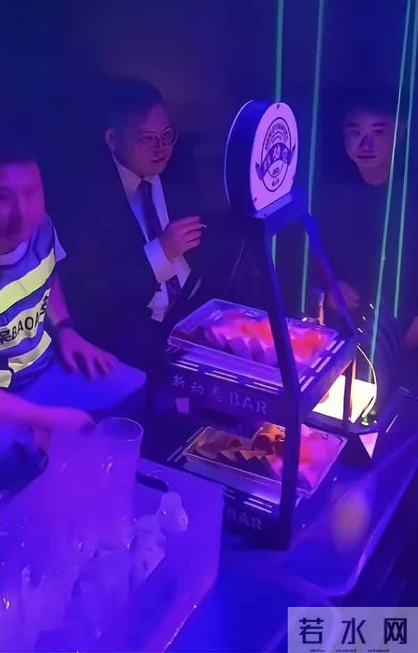 向佑算是没救了!现身南昌酒吧,烟酒不离手,旁边的女人又胖又颓