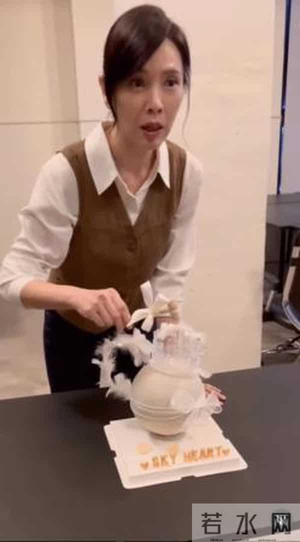 天心50岁了!庆生「合身背心包出细腰」绝美状态全被拍 私下影片曝