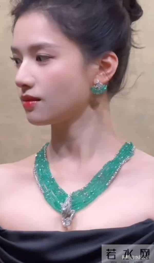 北京这一夜，郭晶晶用“全裹”造型，给了内娱女星一记优雅的耳光