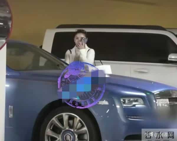 40岁李小萌北京逛街,开五六百万劳斯莱斯,王雷大连富二代不差钱