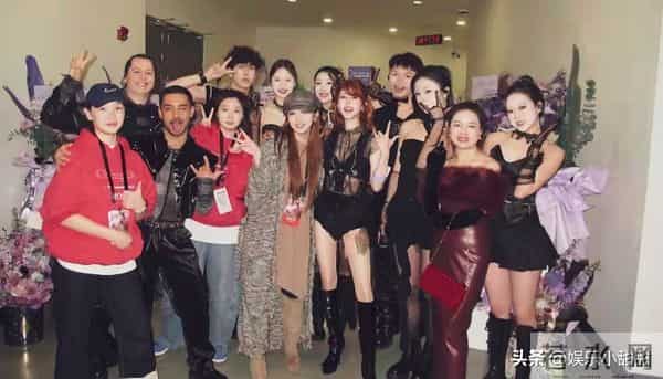 赵露思妈妈后台照惊艳全场!红皮衣气场全开,网友:星妈太潮了!