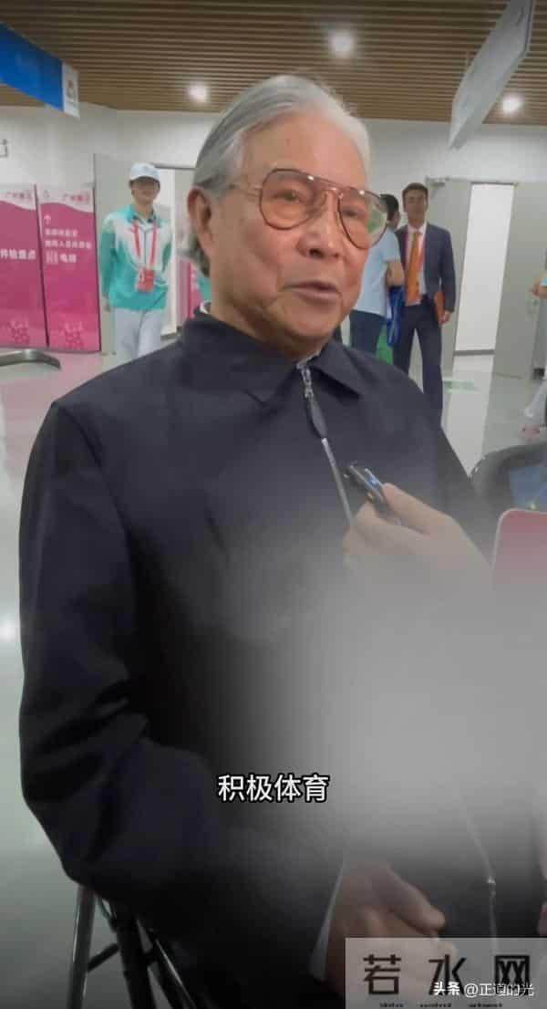 霍震霆称郭晶晶全运会火炬手没有告诉自己 一提儿媳就笑得合不拢嘴