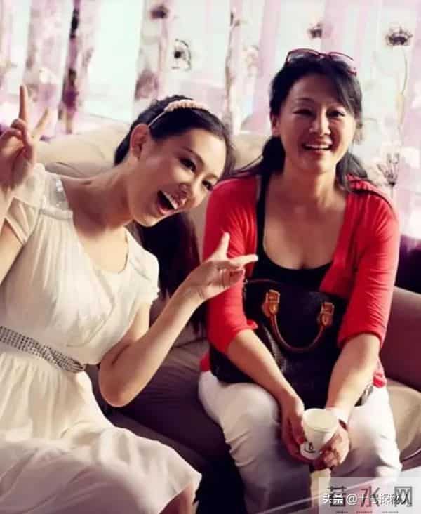 母亲是影后,丈夫是著名演员,公公是央视名嘴,34岁的她却当网红