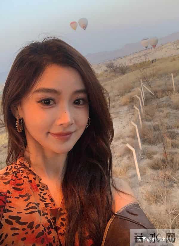 主持人金佳悦晒土耳其旅游美照，穿挂脖裙大秀美腿，杨柳细腰好辣