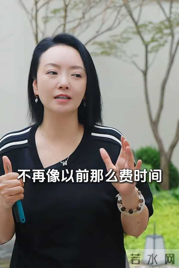 破产后，王中磊搬新家还住别墅，院子稀稀拉拉，老婆叹回不到以前