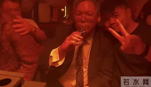 向佑算是没救了!现身南昌酒吧,烟酒不离手,旁边的女人又胖又颓