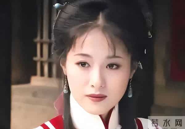 与聂远同居6年被抛弃,嫁给外交官被宠成宝,如今49岁胖到不敢认