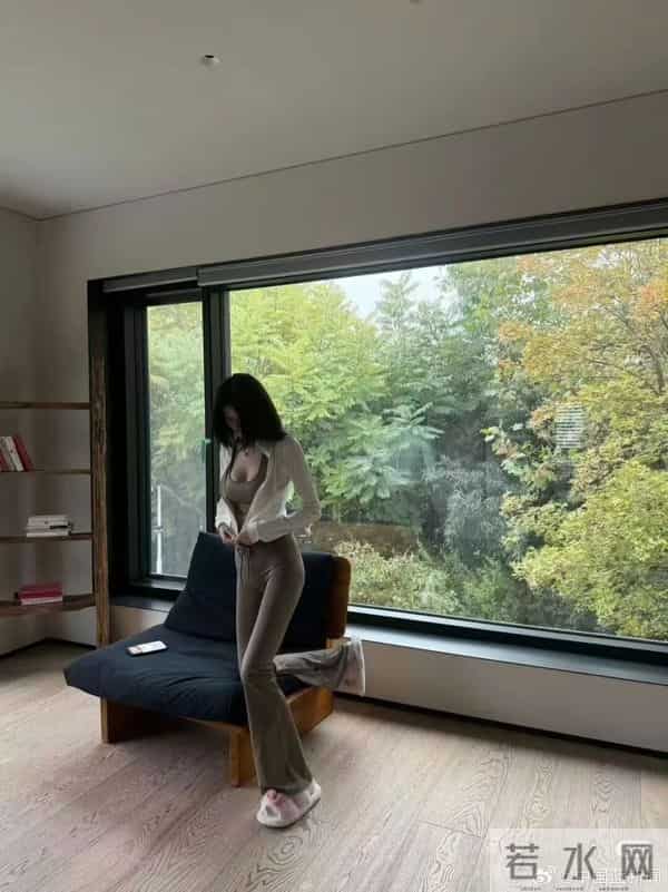 超模何穗晒产后近照:身穿瑜伽服运动,小腹平坦、四肢纤细;此前与陈伟霆官宣得子