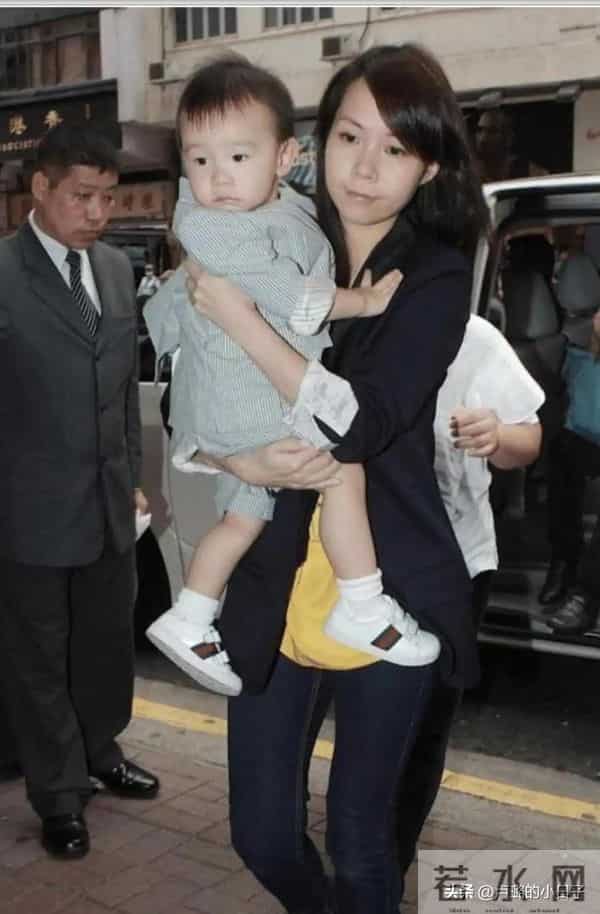 甘比和情敌在较劲，给17岁女儿生日过于低调了！