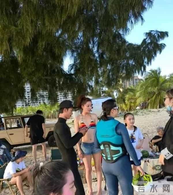 45岁殷桃近照曝光,身穿比基尼非常性感,真是越老越撩人了