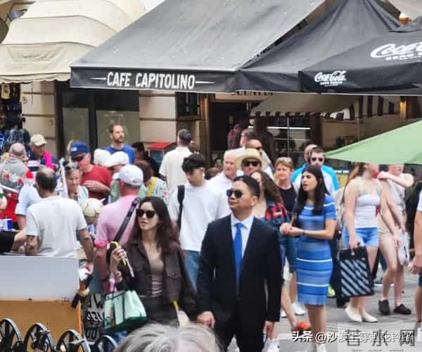 刘强东夫妇欧洲被偶遇!32岁章泽天变化太大,网友直呼:这是谁?