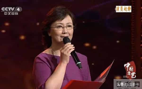 她与军官丈夫恩爱46年零绯闻,如今68岁直面衰老,比扮嫩惊艳