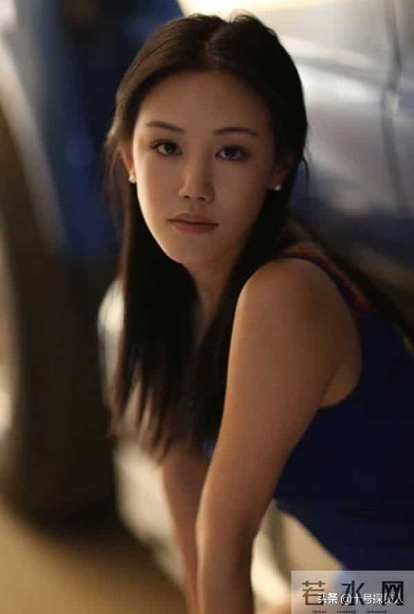 母亲是影后,丈夫是著名演员,公公是央视名嘴,34岁的她却当网红