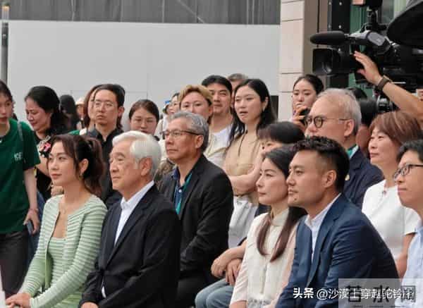 郭晶晶和欧阳夏丹现身香港K11,一个魅力十足,一个漂亮显年轻