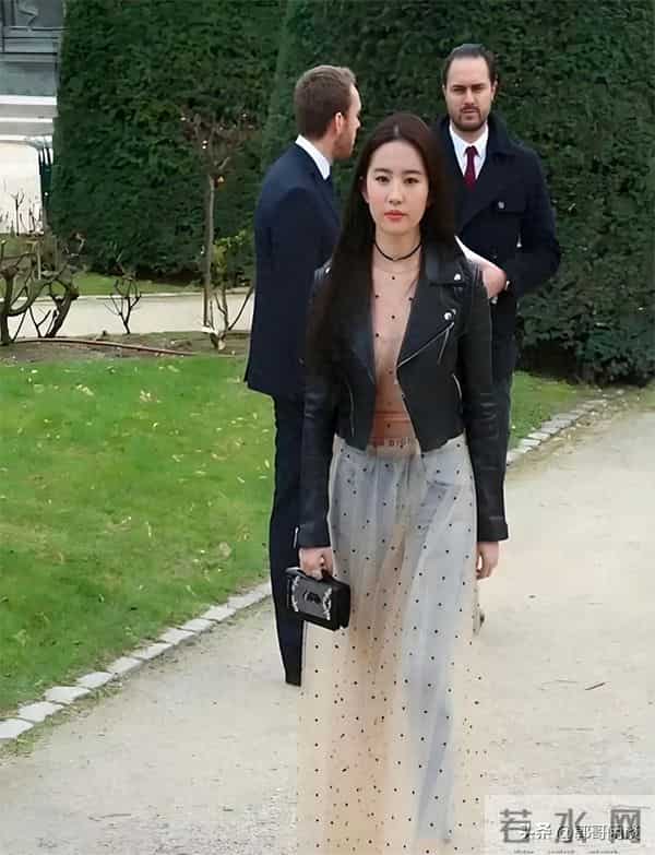 刘亦菲内穿透视装，外夹克不拉拉链，怎么穿都美