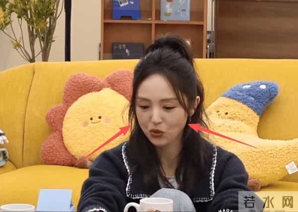 董璇大聊婚后生活，回应67元婚礼餐标，上几千个热搜乐的合不拢嘴