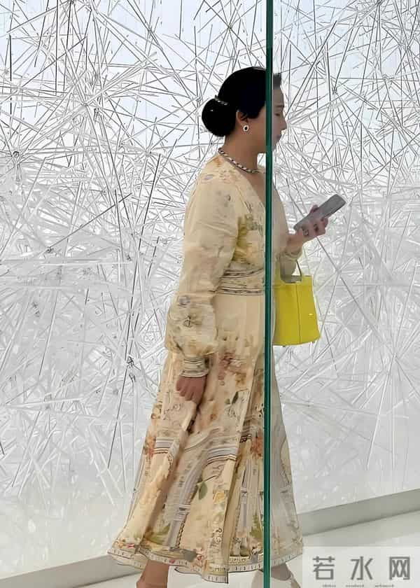 天呐！刘亦菲妈妈被偶遇，都65岁了，还是美得不像话！太让人羡慕