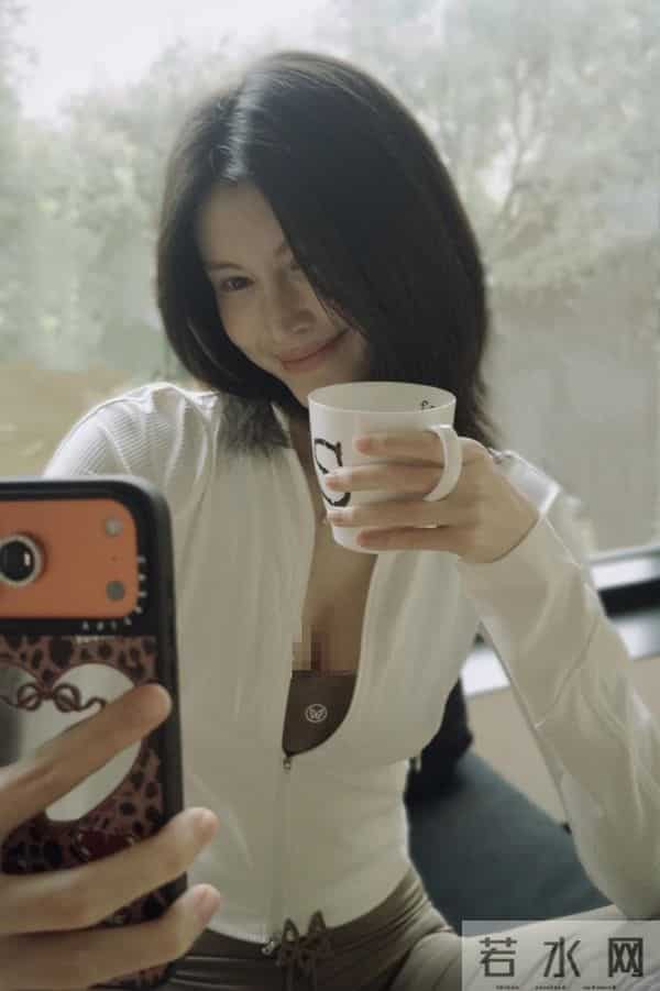 何穗在别墅晒产后美照！腹直肌分离身材未恢复，婆婆落地北京探望