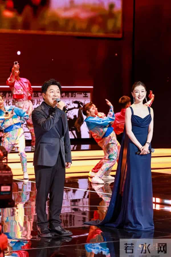 金鸡这一夜,妖艳四射的宋茜和周冬雨,败给了全&39;裹&39;出镜的万茜