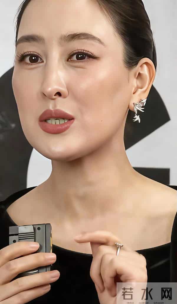 44岁马苏好漂亮,真会保养 脸上没有皱纹,皮肤紧致 看着跟20岁似的