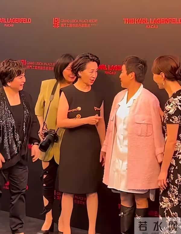 赌王四太梁安琪近况,皮松肉垮骨头突出,马来街头戴礼帽吃路边摊