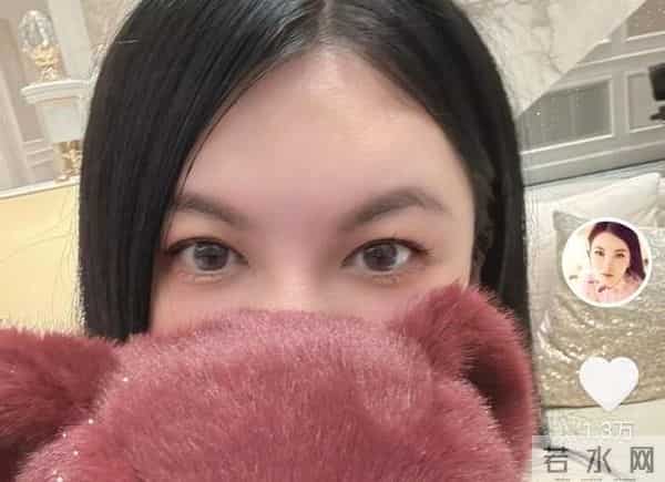 李湘回湖南老家!父母住大别墅,客厅堆满鲜花,她反而不敢露脸!