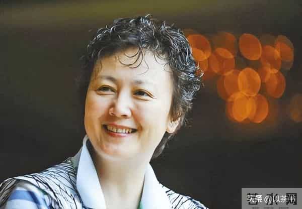 她与军官丈夫恩爱46年零绯闻,如今68岁直面衰老,比扮嫩惊艳