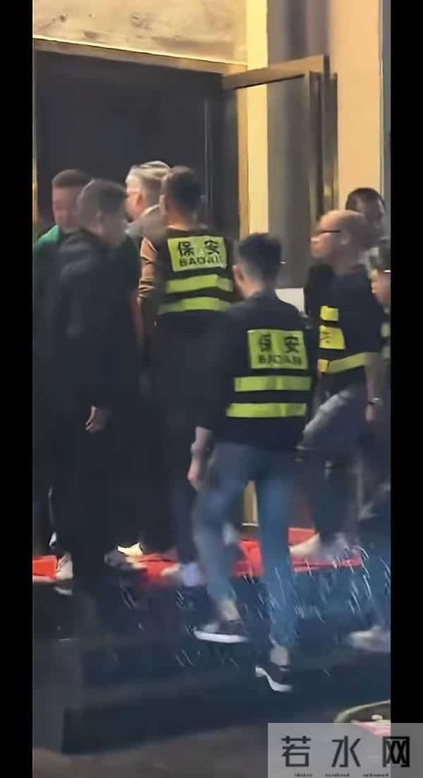 向太脸都被儿子丢尽了!向佑满肚肥肠带女友酒吧挥霍,38岁仍啃老