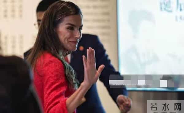 西班牙王后穿红裙游玩成都望江楼,51岁气场依旧惊艳,优雅迷人