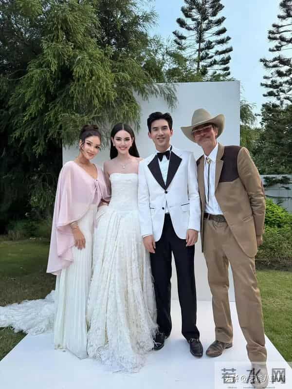 33岁女星嫁大9岁男星!婚戒15克拉,买1800平地建房,写女方名字