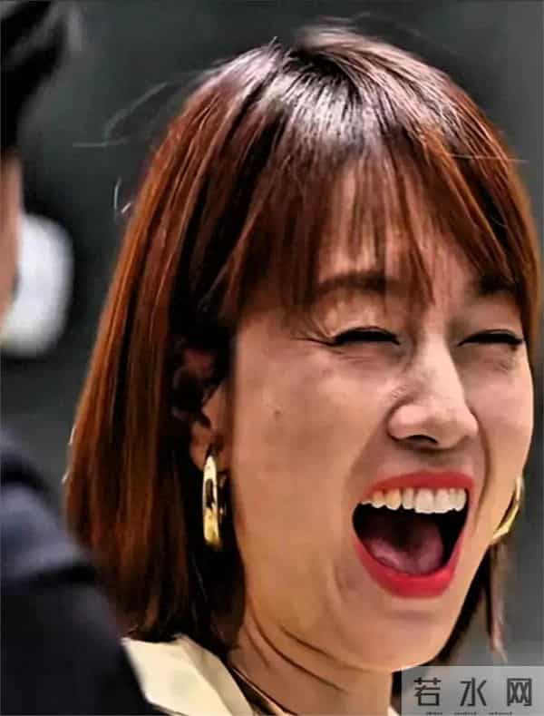 快50岁马伊琍无美颜近照，普通人真的不用容貌焦虑了