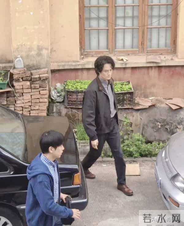 42岁王凯在福建农村拍戏,他的脸瘦了好多,身材修长,看着挺帅气