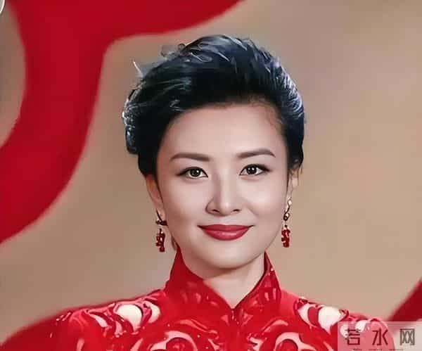 连续17年主持春晚的她,12年婚姻终究离婚,坦白:婚姻只会痛苦