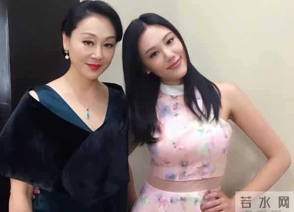 她是影后女儿、央视名嘴儿媳,为何却选择在直播间带娃刷流量?