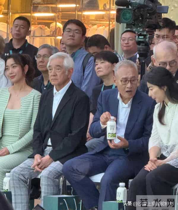 郭晶晶和欧阳夏丹现身香港K11,一个魅力十足,一个漂亮显年轻