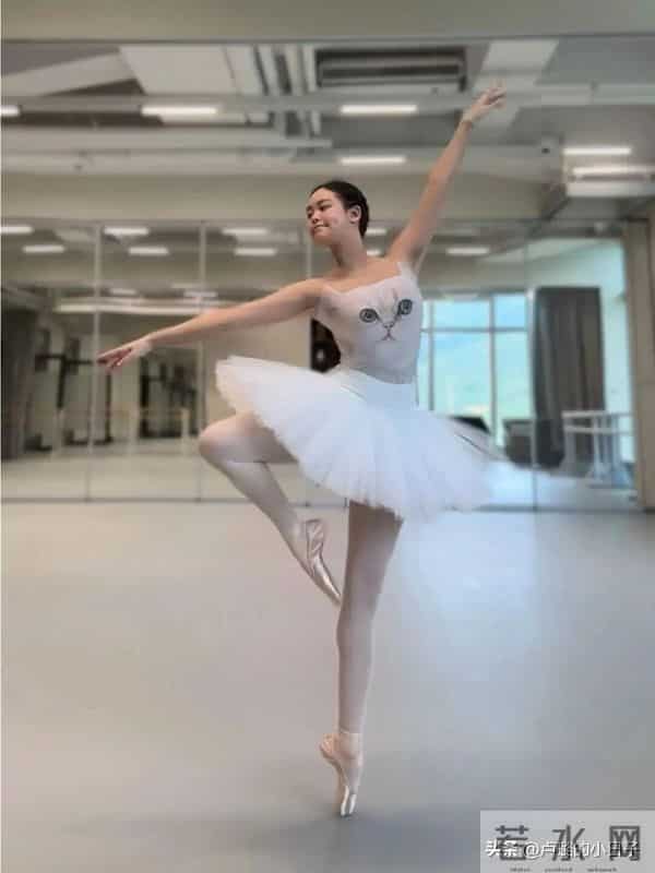 甘比和情敌在较劲，给17岁女儿生日过于低调了！