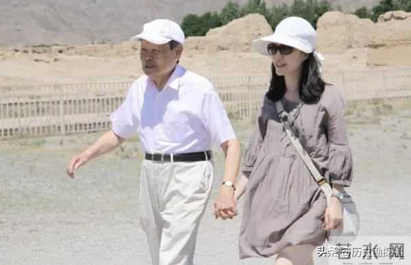 这是翁帆和杨振宁领证留影,弟弟、弟媳陪同,杨振宁一脸不好意思