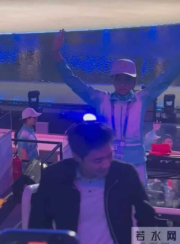 霍家五代人齐聚全运会,霍启山休闲穿搭抢镜,颜值逆天人气高,