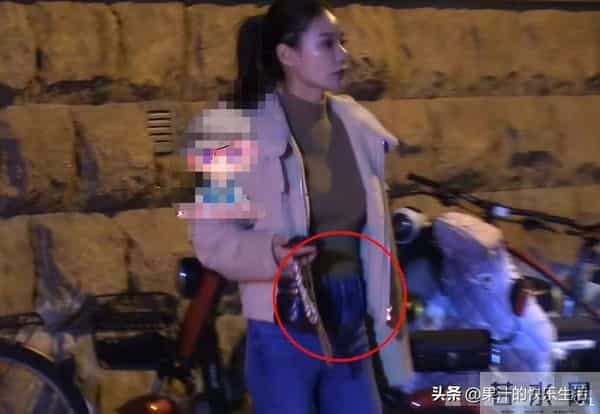 知名娱记拍到，筱梅陪小菲等车！小腹隆起明显，疑有四月身孕！