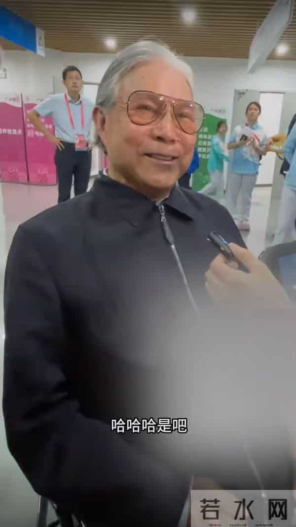 79岁霍震霆 身子硬朗精神饱满，受采访提到儿媳郭晶晶笑得合不拢嘴