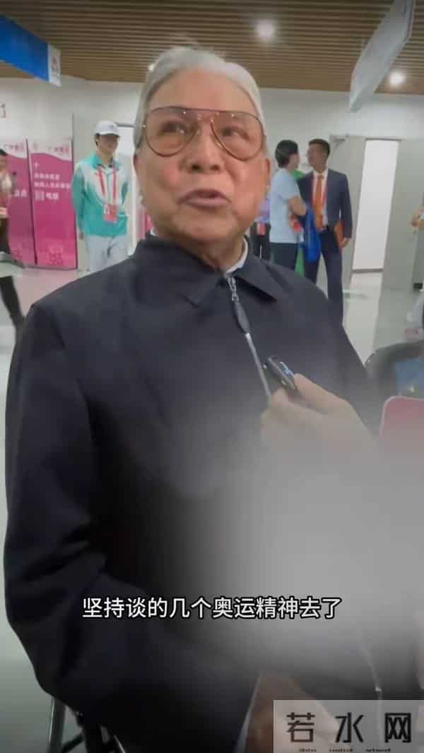 79岁霍震霆 身子硬朗精神饱满，受采访提到儿媳郭晶晶笑得合不拢嘴