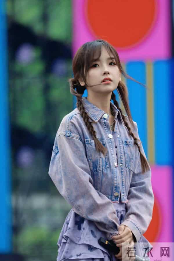 王冰冰怎么这么爱穿肉色丝袜？谁教她的？