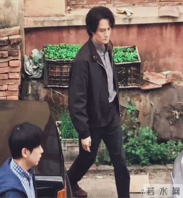 吓坏网友!42岁王凯福建农村亮相,暴瘦如柴形同“纸片人”!