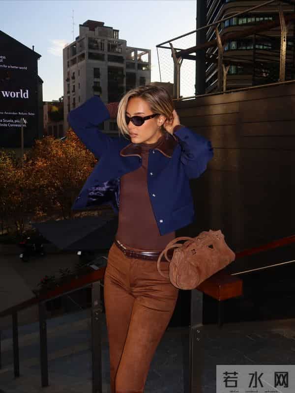 岁月无法抗衡她的妩媚，瓦尔加晒近日动态依旧魅力四射