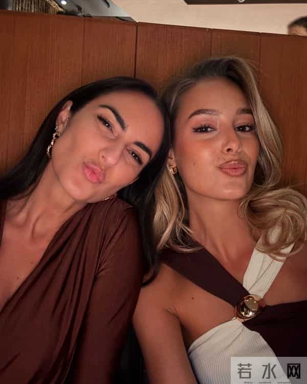 岁月无法抗衡她的妩媚，瓦尔加晒近日动态依旧魅力四射