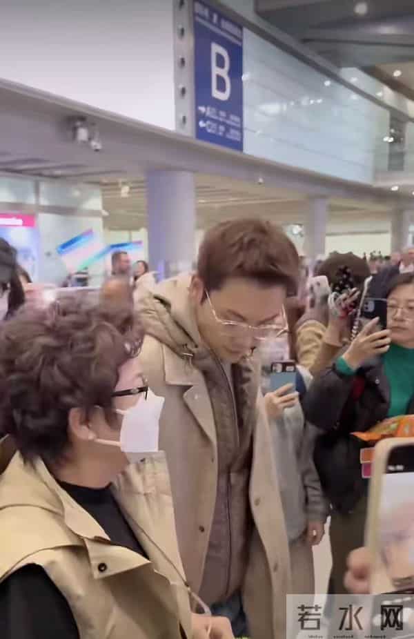 陈伟霆妈妈飞北京看孙子!婆媳第一次见面,何穗大胆拍辣照迎接!