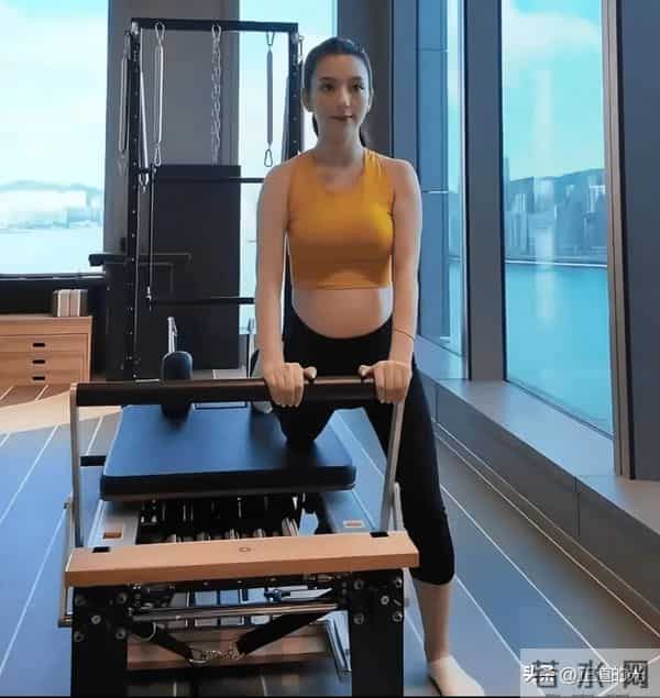 方媛月子难坐 几周不洗澡 凌晨向网友取经 疑似面临脱发 关节肿痛问题